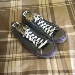 CONVERSE Barely-worn army green low tops. Size 9